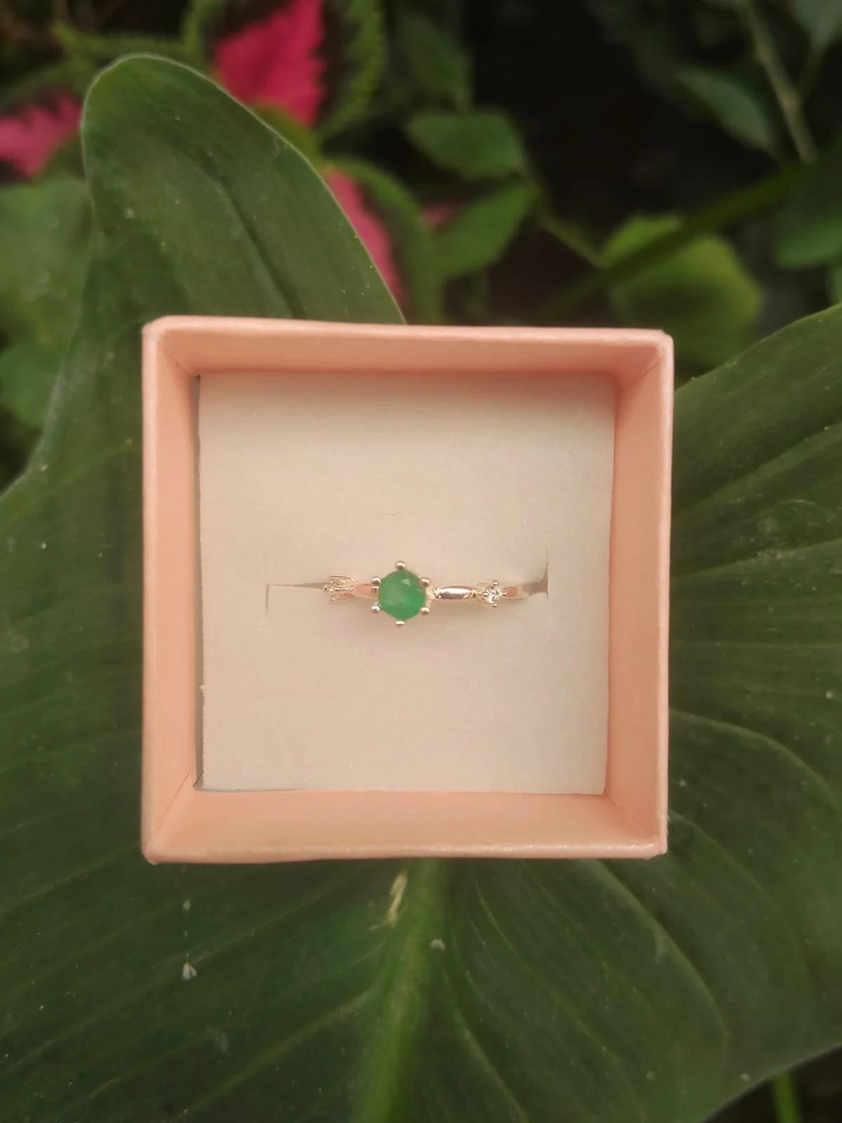 Anillo con esmeralda